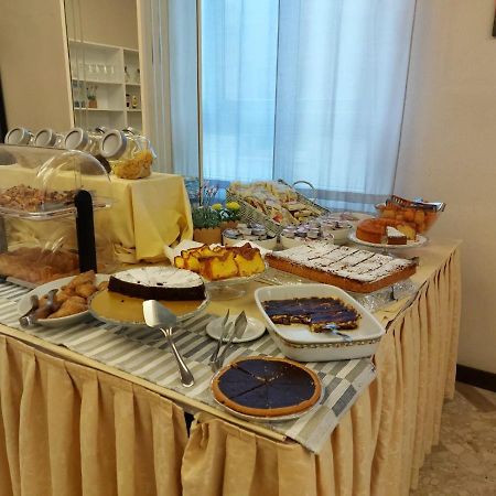 Hotel Brezza Римини Экстерьер фото
