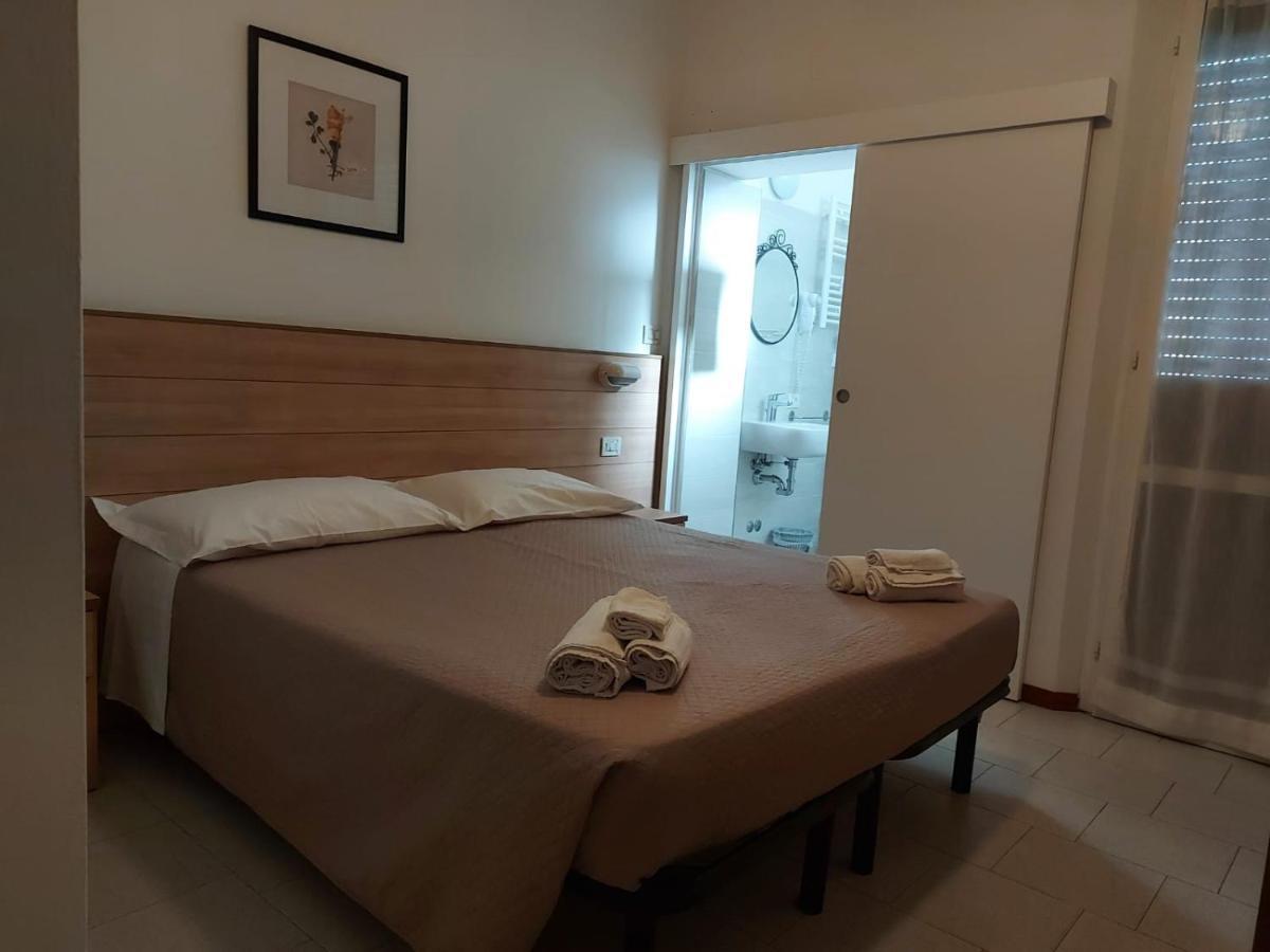 Hotel Brezza Римини Экстерьер фото