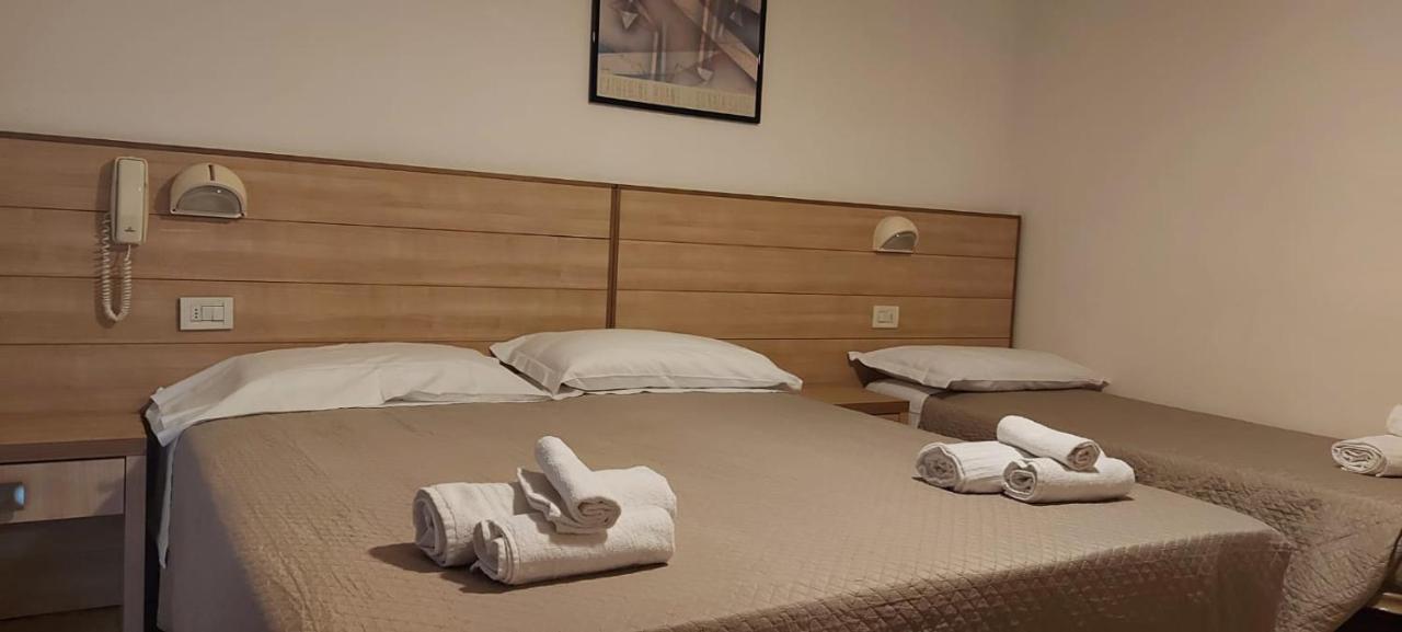 Hotel Brezza Римини Экстерьер фото