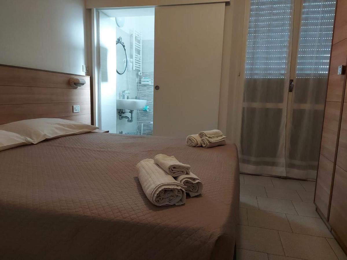 Hotel Brezza Римини Экстерьер фото