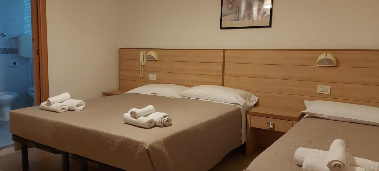 Hotel Brezza Римини Экстерьер фото