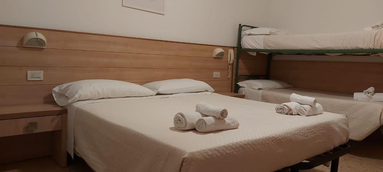 Hotel Brezza Римини Экстерьер фото