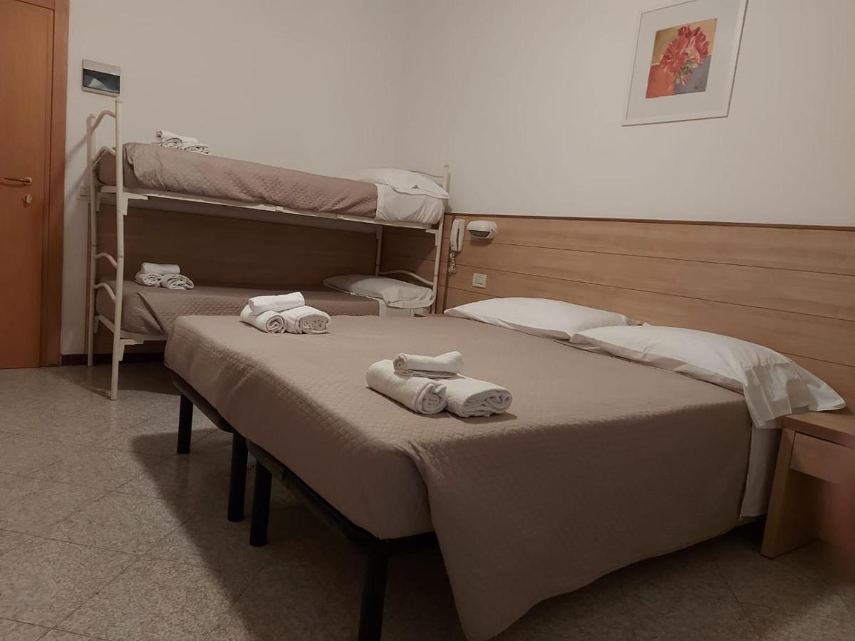 Hotel Brezza Римини Экстерьер фото