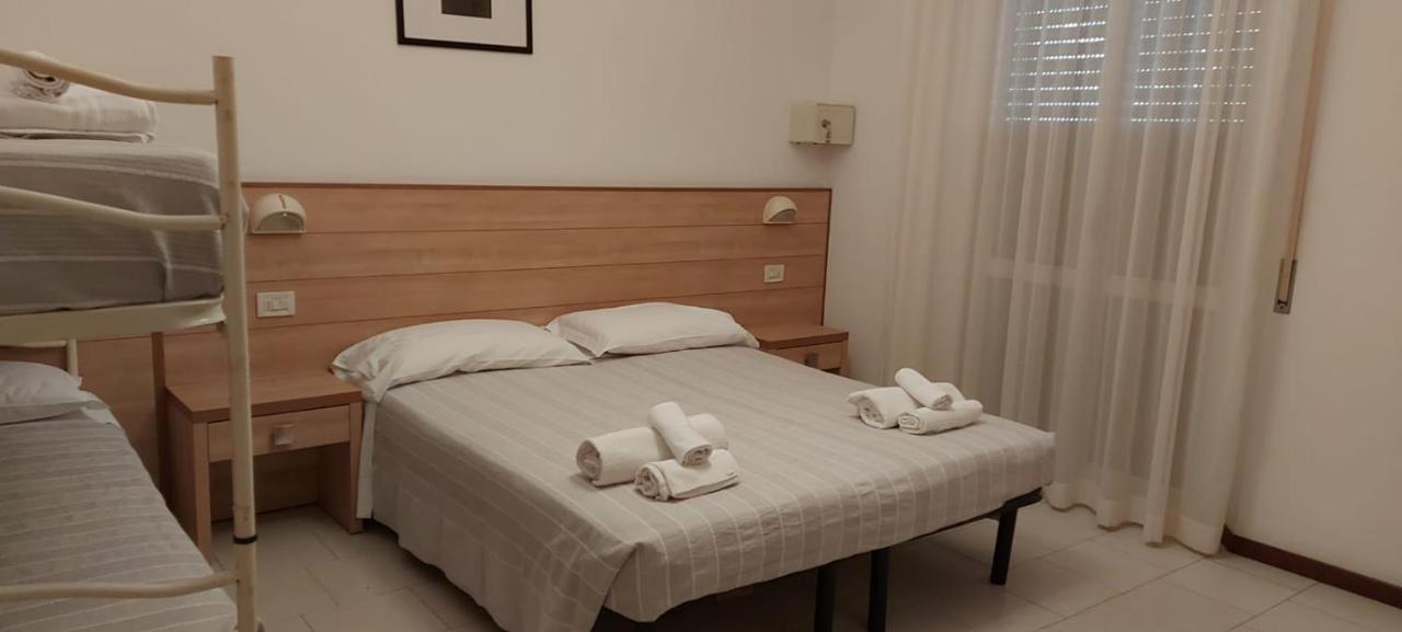 Hotel Brezza Римини Экстерьер фото