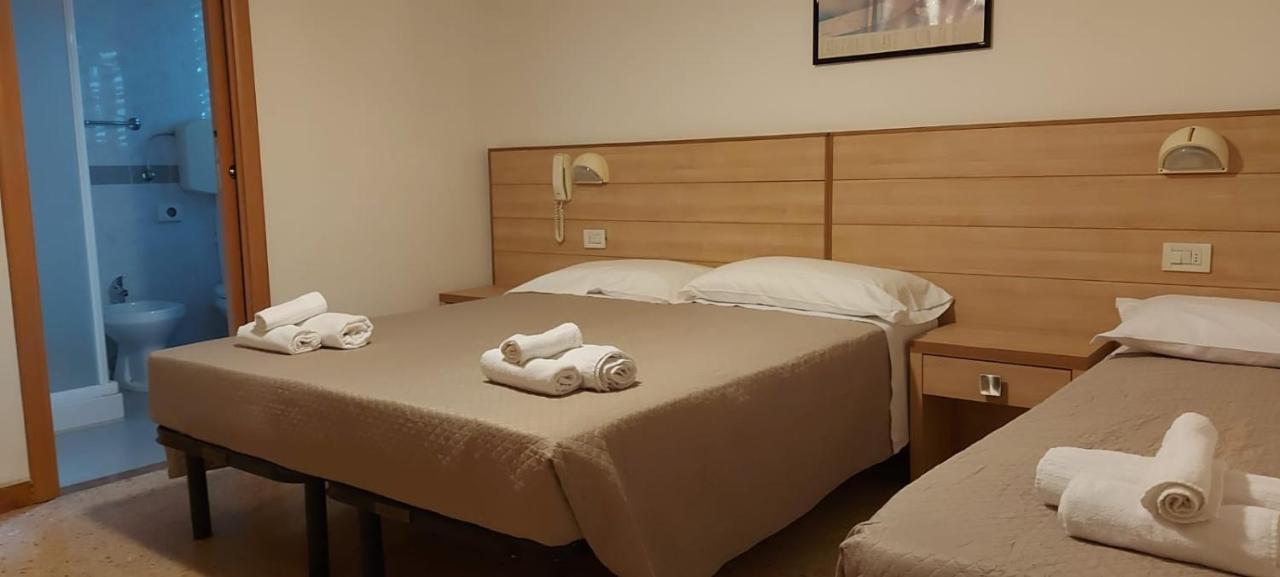 Hotel Brezza Римини Экстерьер фото