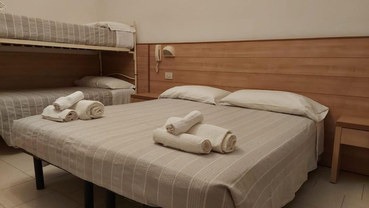 Hotel Brezza Римини Экстерьер фото