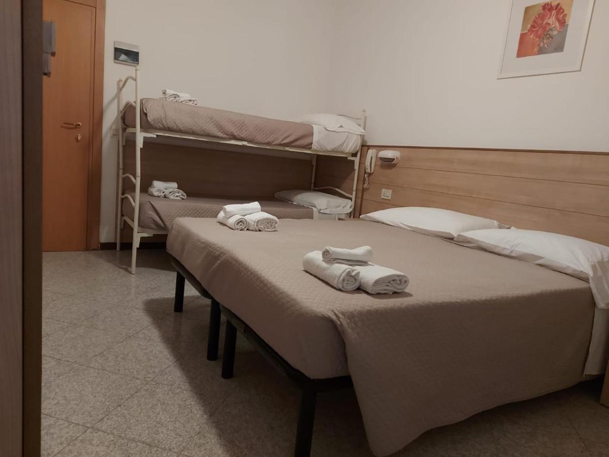 Hotel Brezza Римини Экстерьер фото