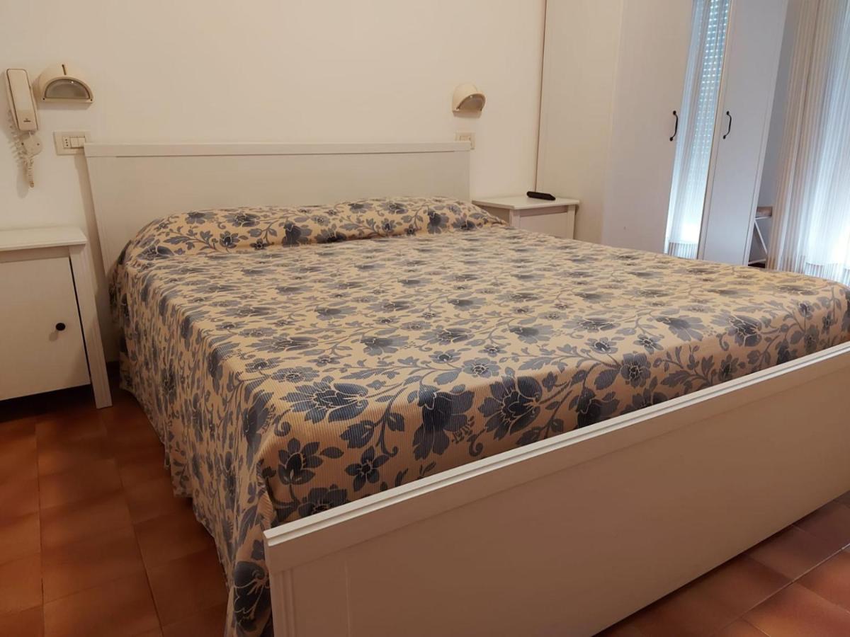Hotel Brezza Римини Экстерьер фото