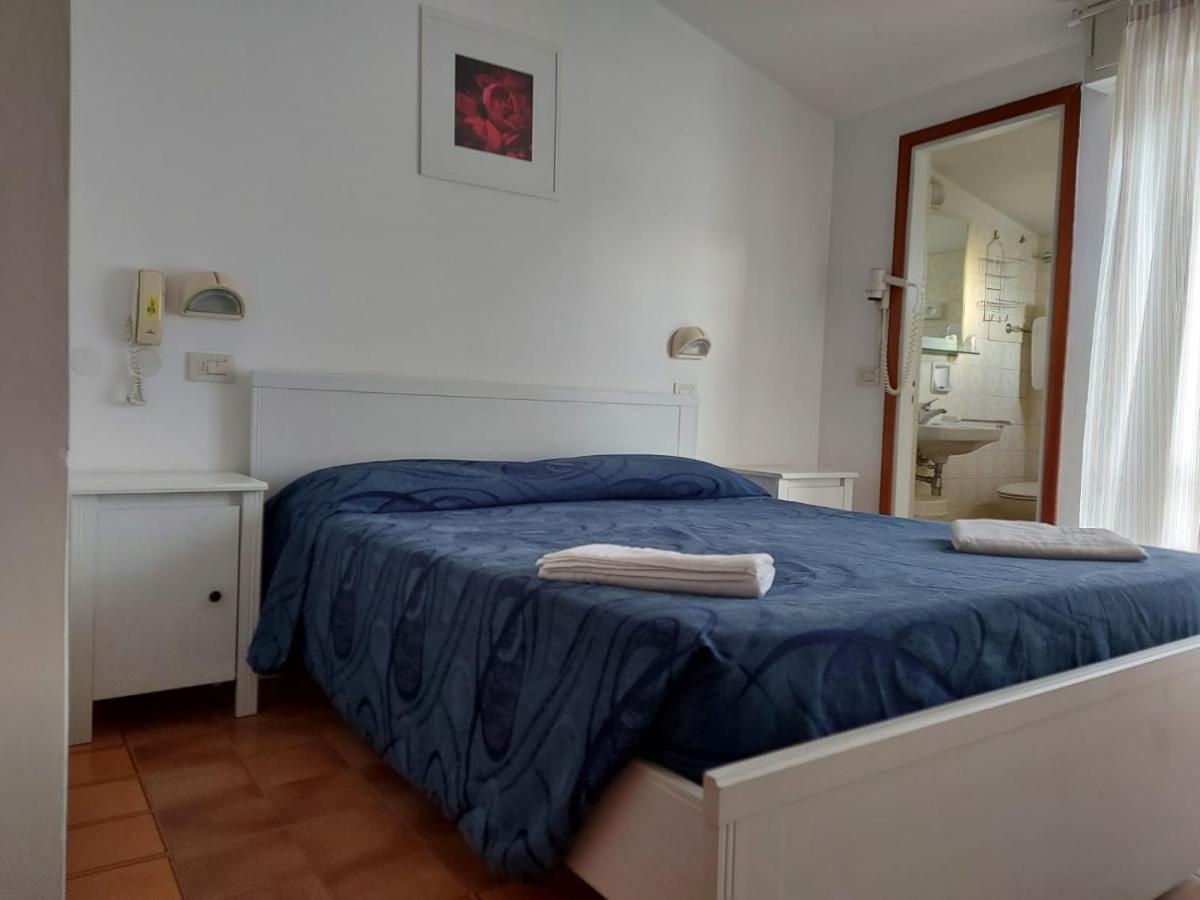 Hotel Brezza Римини Экстерьер фото