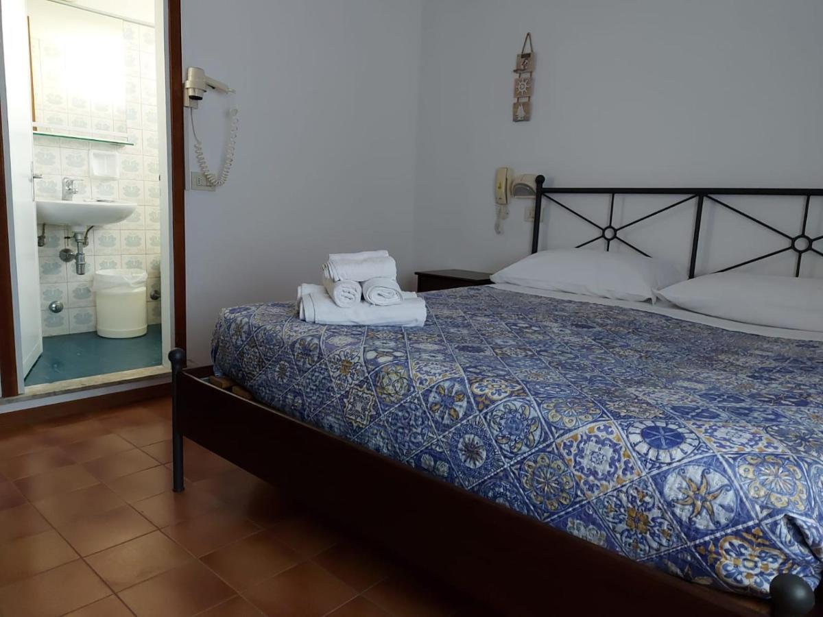 Hotel Brezza Римини Экстерьер фото