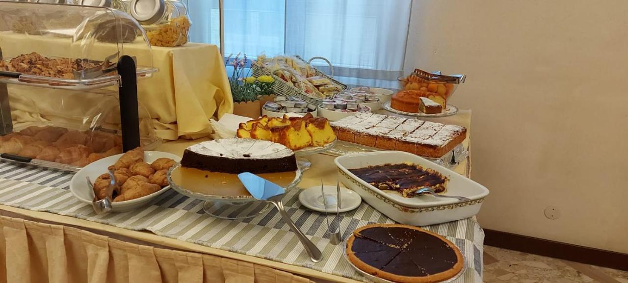 Hotel Brezza Римини Экстерьер фото