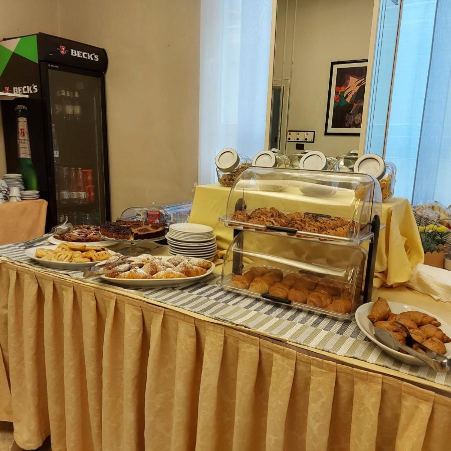 Hotel Brezza Римини Экстерьер фото