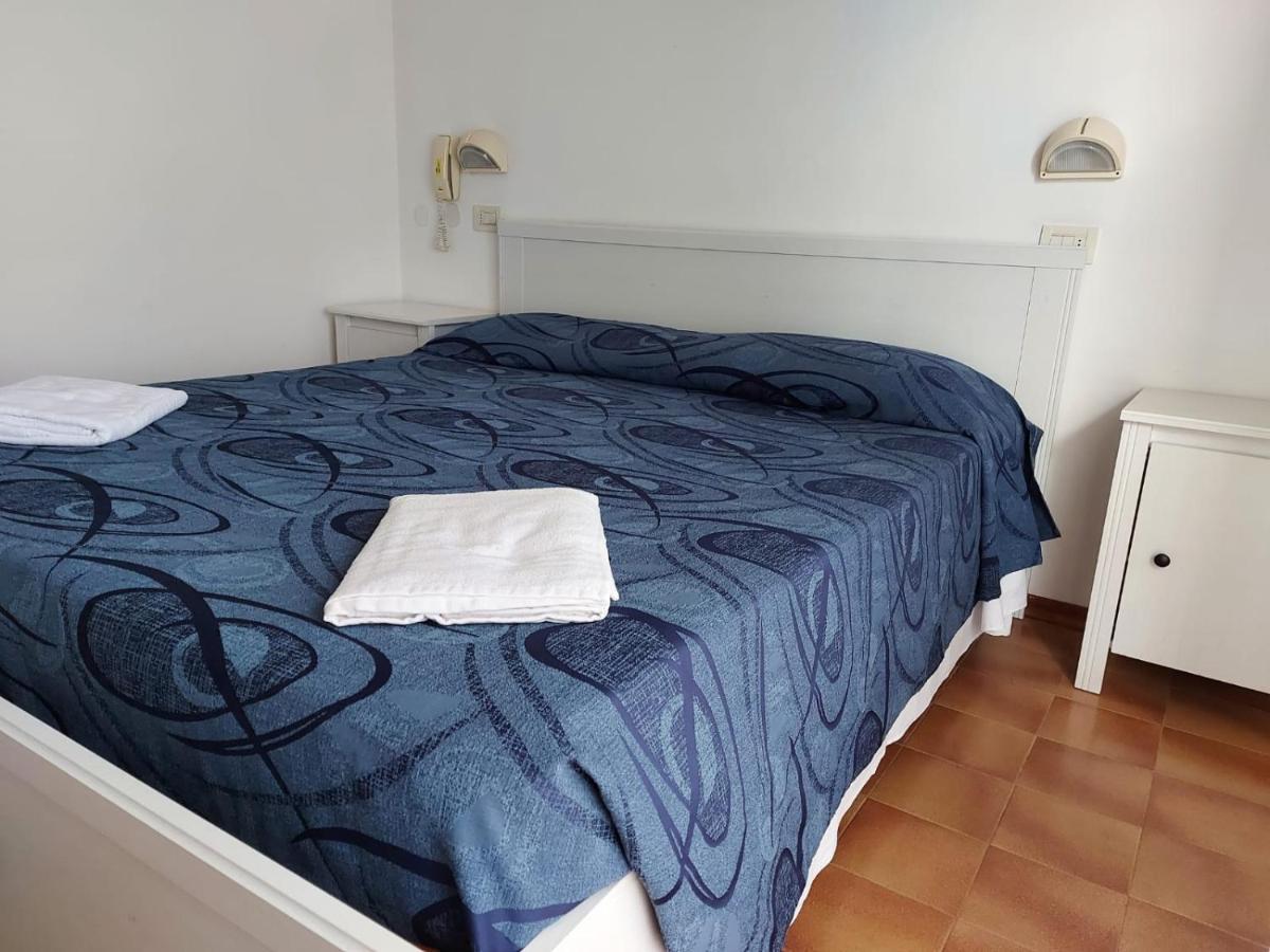 Hotel Brezza Римини Экстерьер фото
