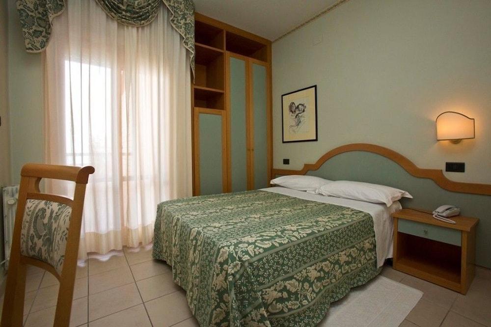 Hotel Brezza Римини Экстерьер фото