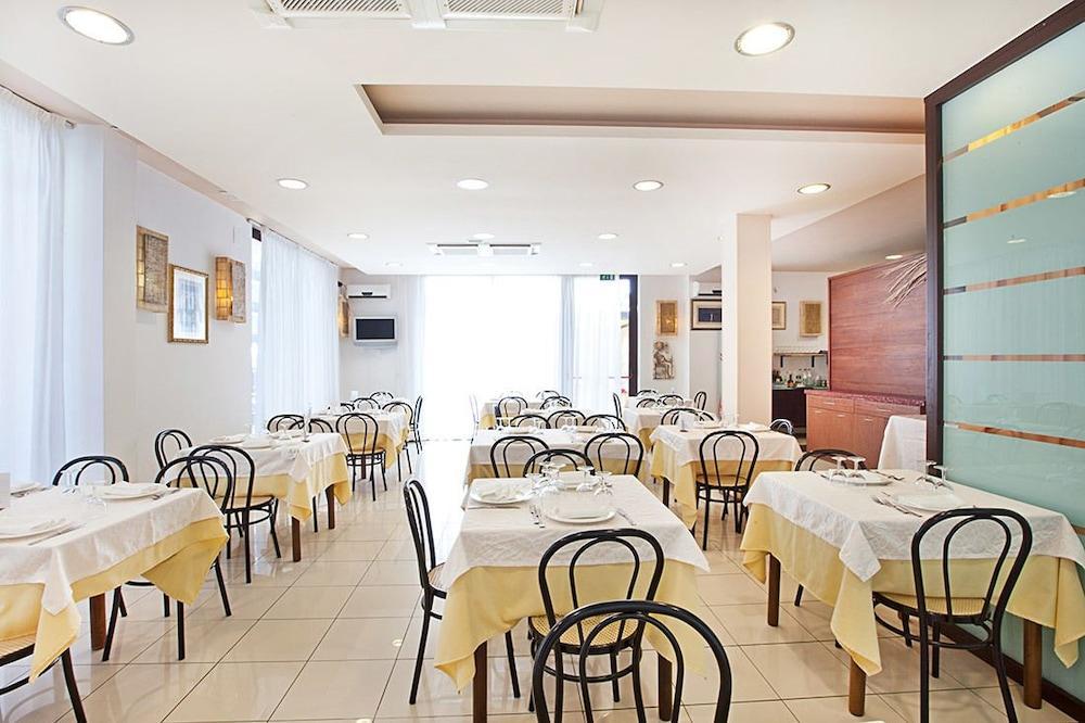 Hotel Brezza Римини Экстерьер фото