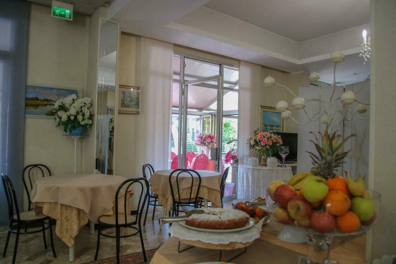 Hotel Brezza Римини Экстерьер фото