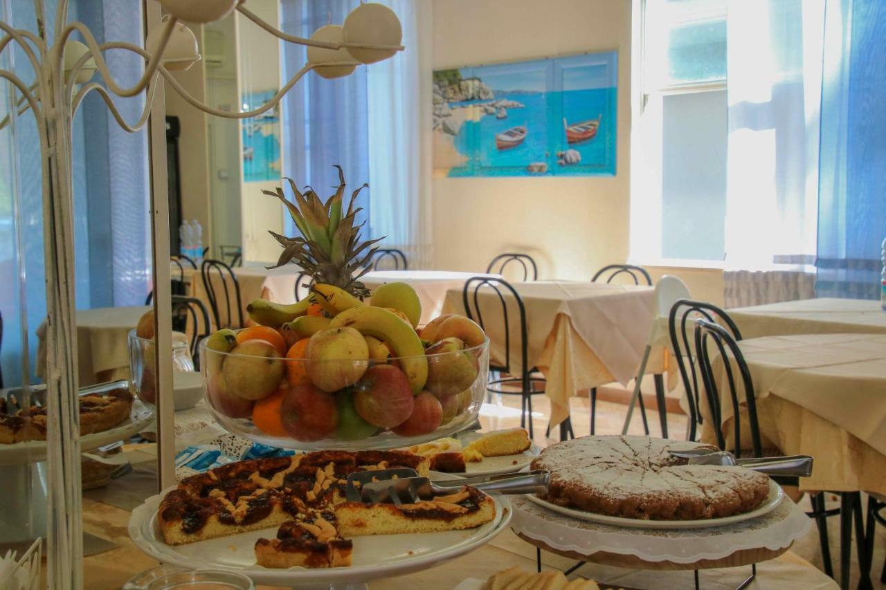 Hotel Brezza Римини Экстерьер фото