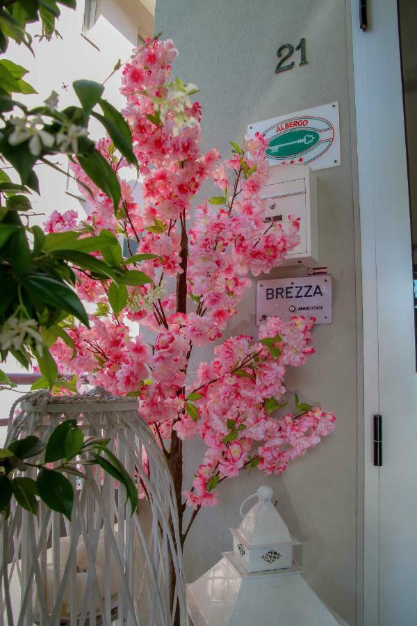 Hotel Brezza Римини Экстерьер фото