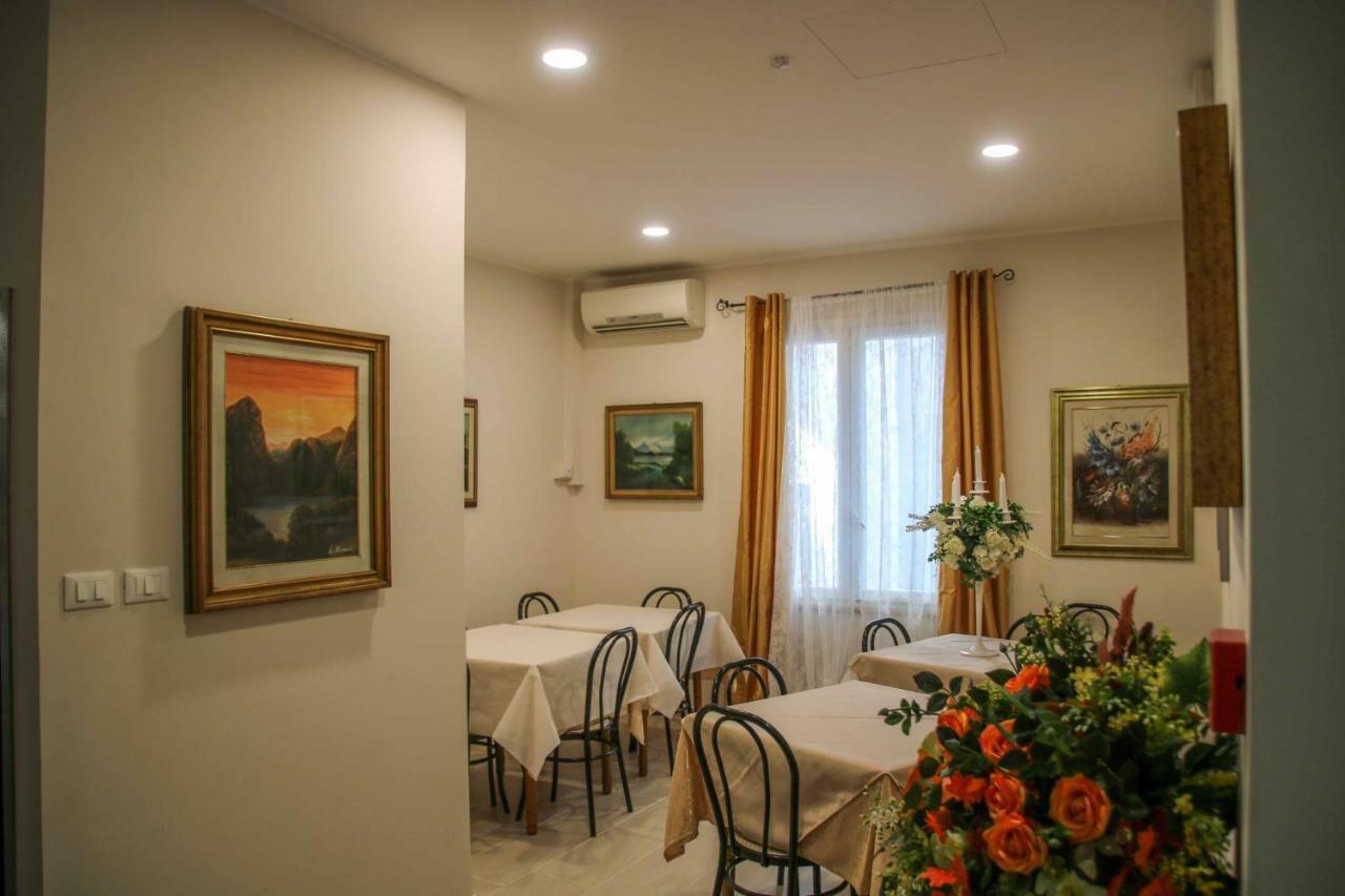 Hotel Brezza Римини Экстерьер фото