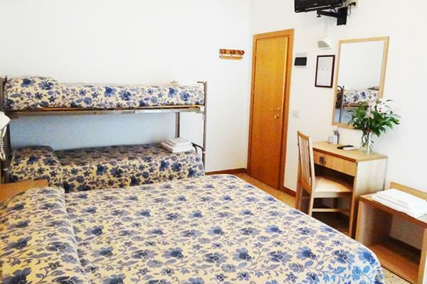 Hotel Brezza Римини Экстерьер фото